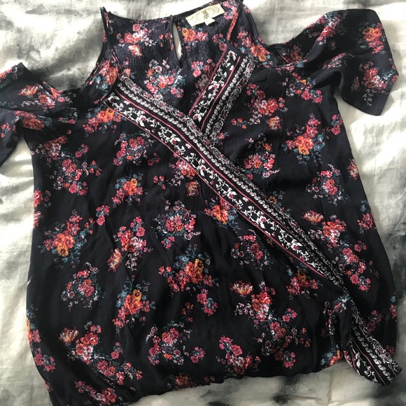 Cute floral cut out shoulder top💕 - Picture 5 of 6